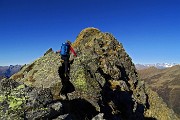 44 In cresta su roccette per vetta Pizzo Scala